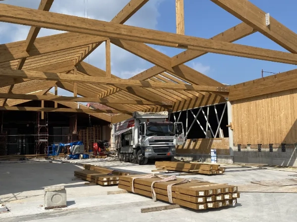 cantiere-posa-pavimenti-e-camion-miscelatura